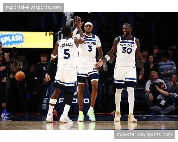 爱德华兹与麦克丹尼尔斯合砍41分 森林狼锋线组合发挥关键作用